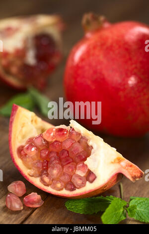 Offenen Granatapfel (lat. Punica Granatum) mit Samen (selektiven Fokus, Fokus auf den oberen Samen) Stockfoto