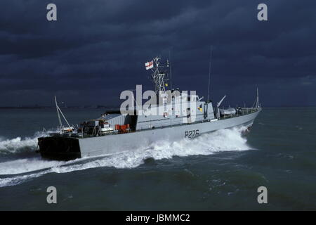 AJAXNETPHOTO. 27. FEBRUAR 1973. PORTSMOUTH, ENGLAND. -SCHNELLES PATROUILLENBOOT - DIE ROYAL NAVY DIE NEUESTE ERGÄNZUNG ZU IHREN KLEINEN BOOT GESCHWADER, HMS HARTNÄCKIGKEIT (P276) AUF STUDIEN IM SOLENT. SCHIFF WAR EIN VOSPER PRIVATE VENTURE FPB URSPRÜNGLICH MIT MEERES-KILLER-RAKETEN AUSGESTATTET UND AUTOMATISCHE DUMMY BOGEN WAFFE; BEIDE FIELEN VON DER RN/MOD-SPEC.  FOTO: JONATHAN EASTLAND/AJAX REF: 21204 2 31 Stockfoto