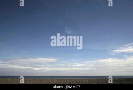 AJAXNETPHOTO. 2017. ÄRMELKANAL. -SOMMER BLAU - BLICK NACH SÜDEN ÜBER DEN ÄRMELKANAL VON DER KÜSTE VON SUSSEX. FOTO: JONATHAN EASTLAND/AJAX REF: DP170806 48 Stockfoto