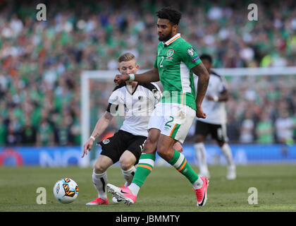 Republik Irland Cyrus Christie (rechts) und Österreichs Florian Kainz kämpfen um den Ball während der 2018 FIFA World Cup Qualifikationsspiel, Gruppe D im Aviva Stadium Dublin. Stockfoto