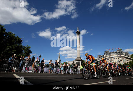 Gesamtansicht der Radfahrer gehen nach dem Trafalgar Square in London Phase der Frauen Tour of Britain. Stockfoto