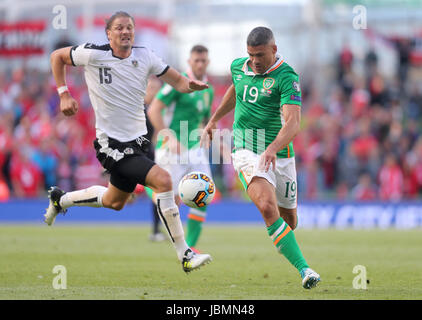 Republik Irland Jonathan Walters (rechts) und Österreichs Sebastien Prodl kämpfen um den Ball während der 2018 FIFA World Cup Qualifikationsspiel, Gruppe D im Aviva Stadium Dublin. Stockfoto