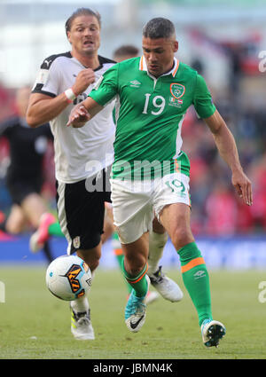 Republik Irland Jonathan Walters (rechts) und Österreichs Sebastien Prodl kämpfen um den Ball während der 2018 FIFA World Cup Qualifikationsspiel, Gruppe D im Aviva Stadium Dublin. Stockfoto