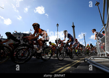 Gesamtansicht der Radfahrer gehen nach dem Trafalgar Square in London Phase der Frauen Tour of Britain. Stockfoto