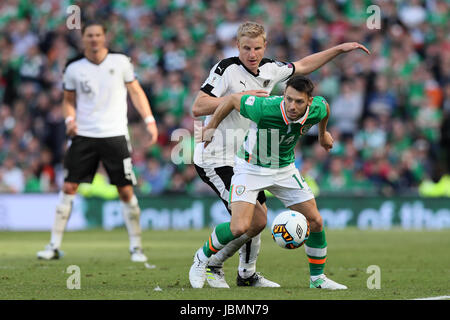 Republik Irland Wes Hoolahan (rechts) und Österreichs Martin Hinteregger kämpfen um den Ball während der 2018 FIFA World Cup Qualifikationsspiel, Gruppe D im Aviva Stadium Dublin. Stockfoto