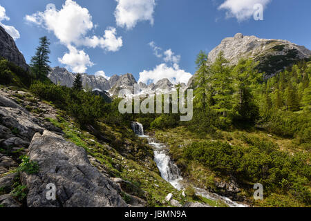 Wasserfall am See Seebensee im Bereich Zugspitze. Tirol, Österreich Stockfoto