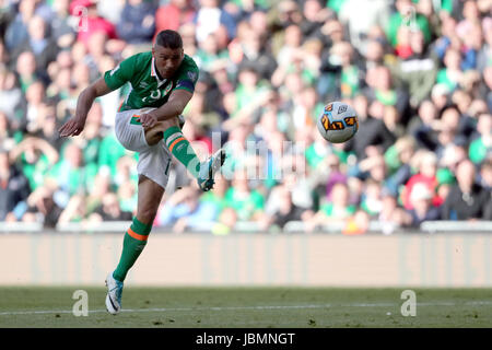 Republik Irland Jonathan Walters Partituren seiner Seite das erste Tor des Spiels während der 2018 FIFA World Cup Qualifikationsspiel, Gruppe D im Aviva Stadium Dublin. Stockfoto