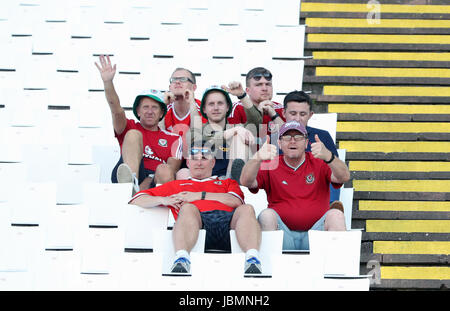 Wales-Fans auf der Tribüne vor dem Jahr 2018 FIFA WM-Qualifikation, Gruppe D entsprechen im Stadium Rajko Mitic, Belgrad. Stockfoto