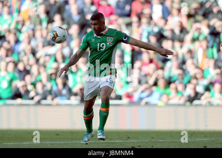 Republik Irland Jonathan Walters Partituren seiner Seite das erste Tor des Spiels während der 2018 FIFA World Cup Qualifikationsspiel, Gruppe D im Aviva Stadium Dublin. Stockfoto