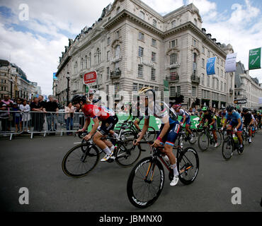 Gesamtansicht der Konkurrenten während der Londoner Bühne der Frauen Tour of Britain. PRESSEVERBAND Foto. Bild Datum: Sonntag, 11. Juni 2017. Vgl. PA Geschichte Womens CYCLING Tour. Bildnachweis sollte lauten: Steven Paston/PA Wire Stockfoto