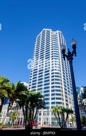 Ein Blick auf One America Plaza, der höchste Wolkenkratzer in Downtown San Diego im südlichen Kalifornien in den Vereinigten Staaten von Amerika. Einem postmodernen Bürogebäude, sieht aus wie ein Phillips-Schraubendreher an der Spitze. Stockfoto