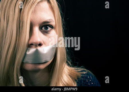 Porträt von Angst entführt Frau als Geisel mit Klebeband über den Mund Stockfoto