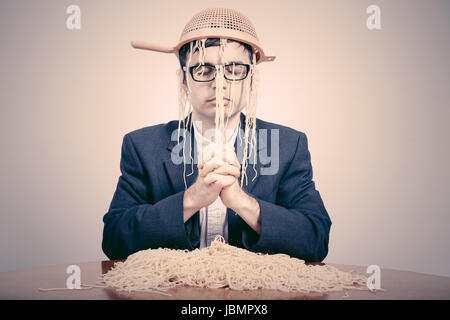 Pastafarian tragen ein Sieb für Pasta bis zu den Flying Spaghetti Monster zu beten. Stockfoto