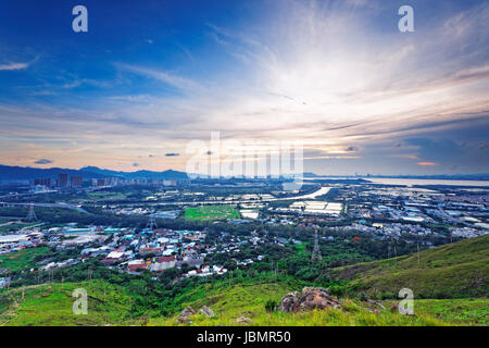 Hong Kong asiatischen Stadt Sonnenuntergang, Yuen Long District, Autobahn und Reisfeld Reis, schießen auf Kai Kung Leng Stockfoto