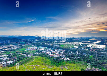 Hong Kong asiatischen Stadt Sonnenuntergang, Yuen Long District, Autobahn und Reisfeld Reis, schießen auf Kai Kung Leng Stockfoto