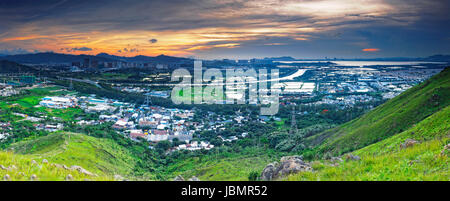 Hong Kong asiatischen Stadt Sonnenuntergang, Yuen Long District, Autobahn und Reisfeld Reis, schießen auf Kai Kung Leng Stockfoto