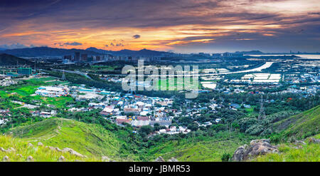 Hong Kong asiatischen Stadt Sonnenuntergang, Yuen Long District, Autobahn und Reisfeld Reis, schießen auf Kai Kung Leng Stockfoto