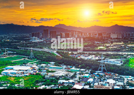 Hong Kong asiatischen Stadt Sonnenuntergang, Yuen Long District, Autobahn und Reisfeld Reis, schießen auf Kai Kung Leng Stockfoto