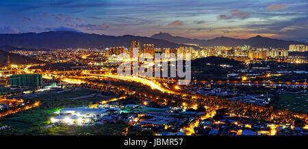 Hong Kong asiatischen Stadt Sonnenuntergang, Yuen Long District, Autobahn und Reisfeld Reis, schießen auf Kai Kung Leng Stockfoto