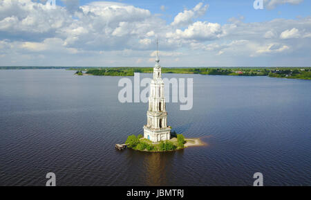 Luftbild auf berühmten überflutet Glockenturm in Kaljasiner, Oblast Twer, Russland Stockfoto