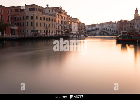 Golden Sunrise am Rialto am Canal Grande, Venedig Stockfoto