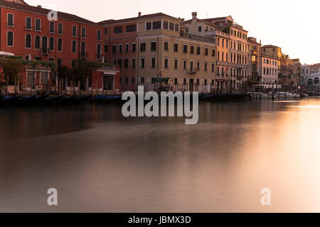 Golden Sunrise am Rialto am Canal Grande, Venedig Stockfoto