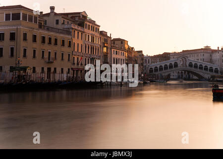 Golden Sunrise am Rialto am Canal Grande, Venedig Stockfoto