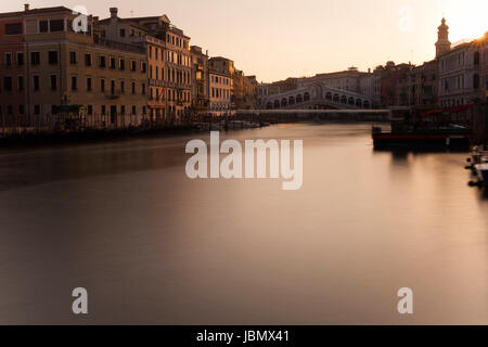 Golden Sunrise am Rialto am Canal Grande, Venedig Stockfoto