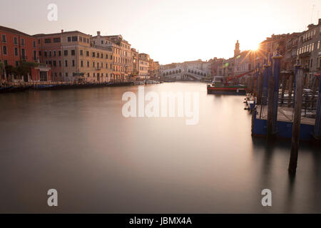 Golden Sunrise am Rialto am Canal Grande, Venedig Stockfoto