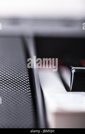Detail der digital Piano Lautsprecher und Tastatur. Stockfoto