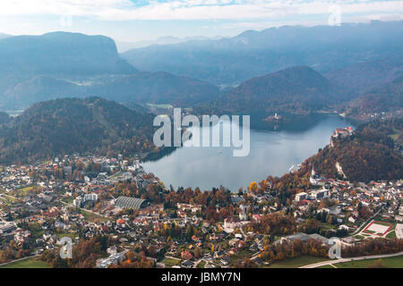 Bleder See, aus der Luft im Herbst gesehen Stockfoto