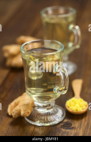 Frisch zubereitete heiße Ingwer Tee aus frischer Ingwer serviert im Glas (selektiven Fokus, Fokus auf der Vorderseite der Felge und der Griff des Glases) Stockfoto