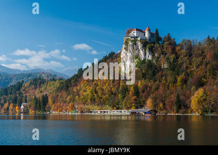 Die Burg von Bled wie über den See im Herbst gesehen Stockfoto