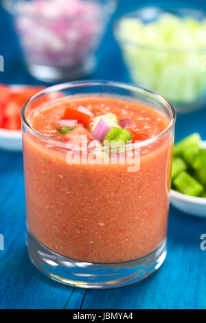 Traditionelle spanische kalte Gemüsesuppe gemacht von Tomaten, Gurken, Paprika, Zwiebel, Knoblauch und Olivenöl serviert im Glas (selektiven Fokus, Fokus auf der Vorderseite des Gemüses auf der Oberseite der Suppe) Stockfoto