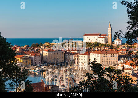 Ein Blick auf den Hafen und die Stadt Piran, Slowenien Stockfoto