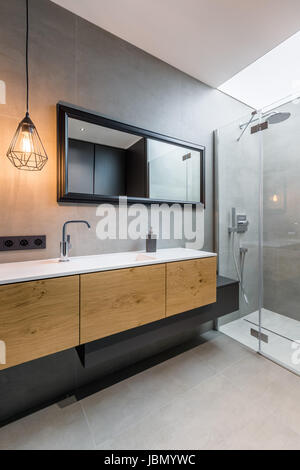 Graue Badezimmer mit begehbarer Dusche und Arbeitsplatte Becken Stockfoto