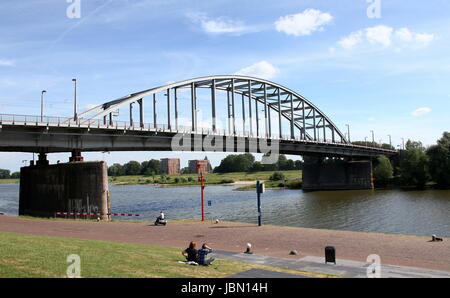 John Frostbrug (John-Frost-Brücke) über den Niederrhein, Zentrum von Arnhem, Gelderland, Niederlande. (Vorgestellt im 1977 Film A Bridge Too Far) Stockfoto