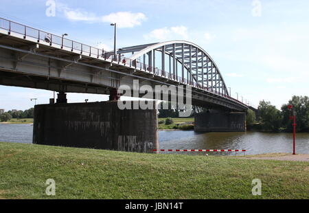 John Frostbrug (John-Frost-Brücke) über den Niederrhein, Zentrum von Arnhem, Gelderland, Niederlande. (Vorgestellt im 1977 Film A Bridge Too Far) Stockfoto