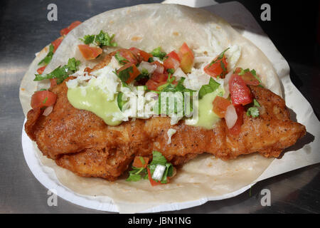 Leckeren frittierten Fisch Taco mit Salsa und Crema auf Weizentortilla, von "mexikanischen Straße" Anbieter für das Mittagessen Stockfoto