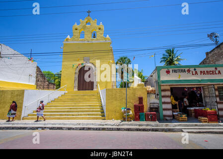 Maya Frauen vor der Kapelle in acanceh, Yucatan, Mexiko Stockfoto