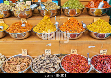 Körbe mit Cspices am Mahane Yehuda, berühmten Markt in Jerusalem. Israel Stockfoto