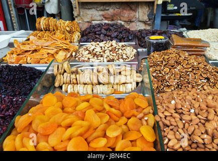 Getrockneten Früchten und Nüssen auf der Theke in den Markt der Mahan Yehuda in Jerusalem Stockfoto