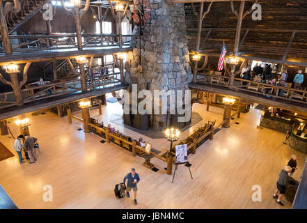 Interieur Foto von der Rezeption/Lobby des Old Faithful Inn, Yellowstone Nationalpark, Wyoming, USA Stockfoto