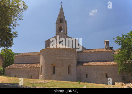 Le Thoronet Abbey ist eine ehemalige Zisterzienserabtei, gebaut in den späten 12. und frühen 13. Jahrhundert (Provence, Frankreich) Stockfoto