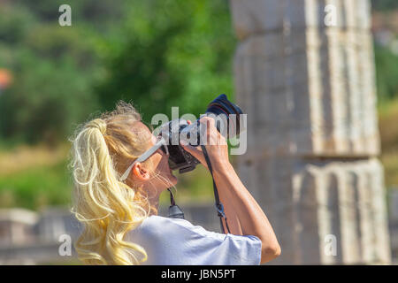 Frau-Fotograf in Griechenland Stockfoto