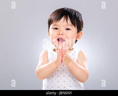 Baby Boy Hand klatschte Stockfoto