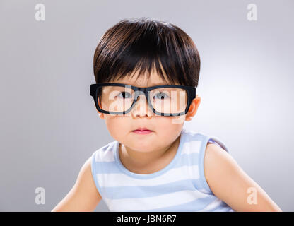 Baby Junge tragen Brillen Stockfoto