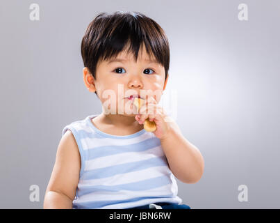 Kleiner Junge Keks essen Stockfoto