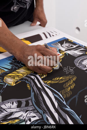 US-amerikanischer Musiker Darryl Matthews McDaniels aka DMC, Gründungsmitglied der Hip-Hop-Gruppe Run–D.M.C. und einer der Pioniere des hip Hop Kultur Schilder Plakate und Erinnerungsstücke in der Hang-up Gallery in London, UK Stockfoto