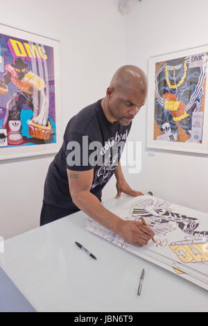 US-amerikanischer Musiker Darryl Matthews McDaniels aka DMC, Gründungsmitglied der Hip-Hop-Gruppe Run–D.M.C. und einer der Pioniere des hip Hop Kultur Schilder Plakate und Erinnerungsstücke in der Hang-up Gallery in London, UK Stockfoto